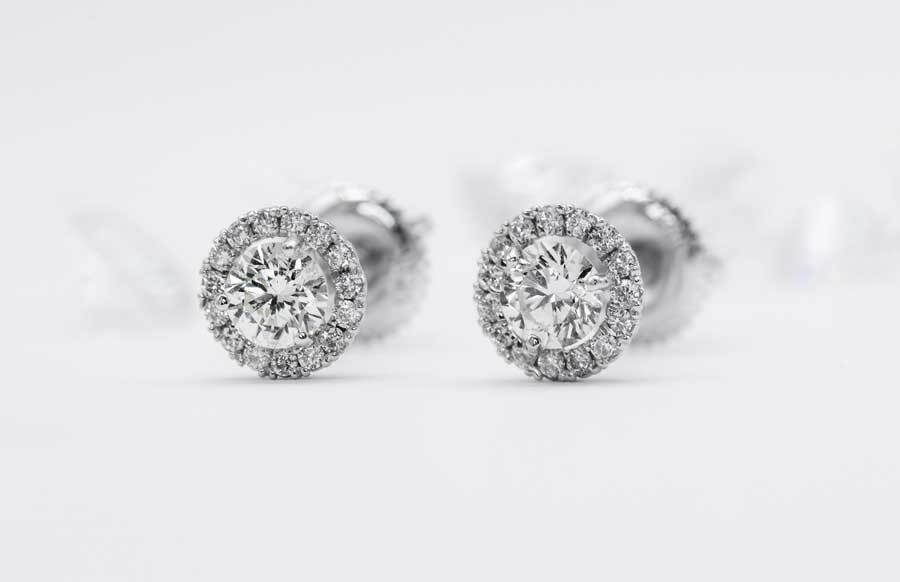 Herrenschmuck: modische Ohrringe und Ohrstecker